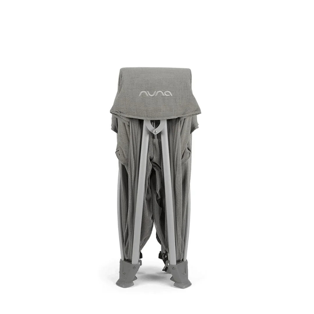Nuna® Prenosna posteljica Sena™ Aire + rjuha Frost Nuna