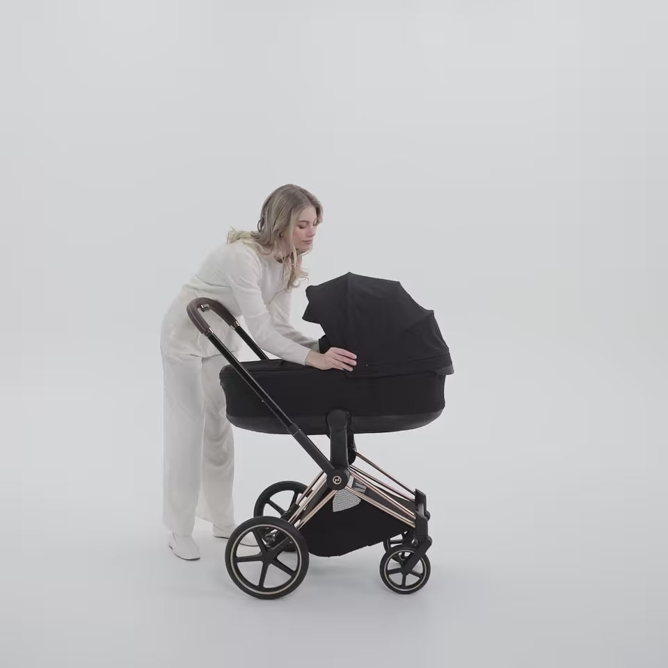 Charger la vidéo : Cybex Platinum® Poussette pliable 2en1 Priam™ Comfort Coconut Brown | Matt Black