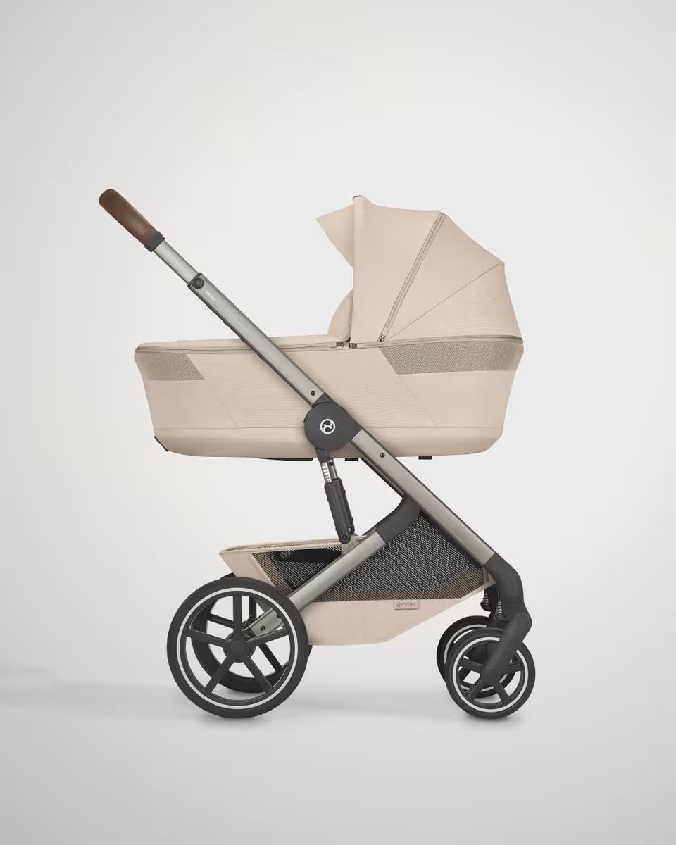 Charger la vidéo : Cybex® Poussette pliable 2en1 Balios S Lux Moon Black (Black Frame)
