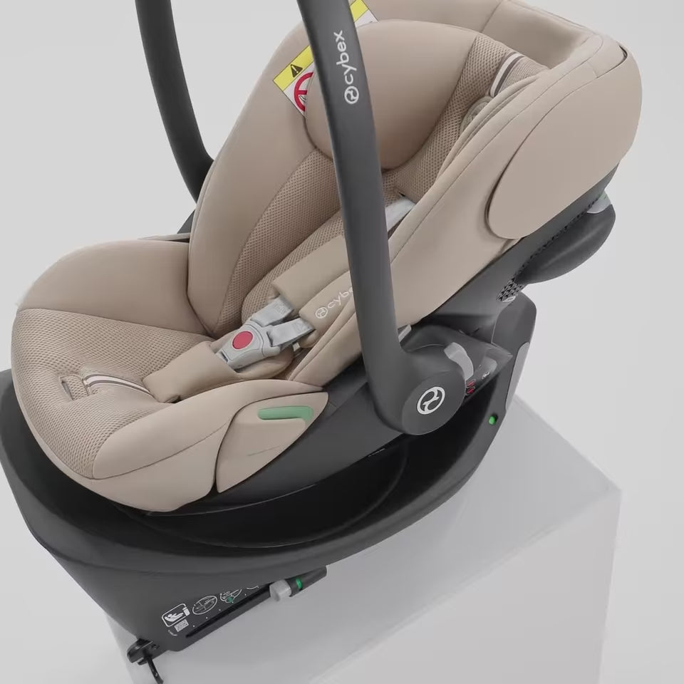 Charger la vidéo : Cybex® Le siège auto pour bébé Cloud G3 i-Size (40-87cm) Comfort Almond Beige