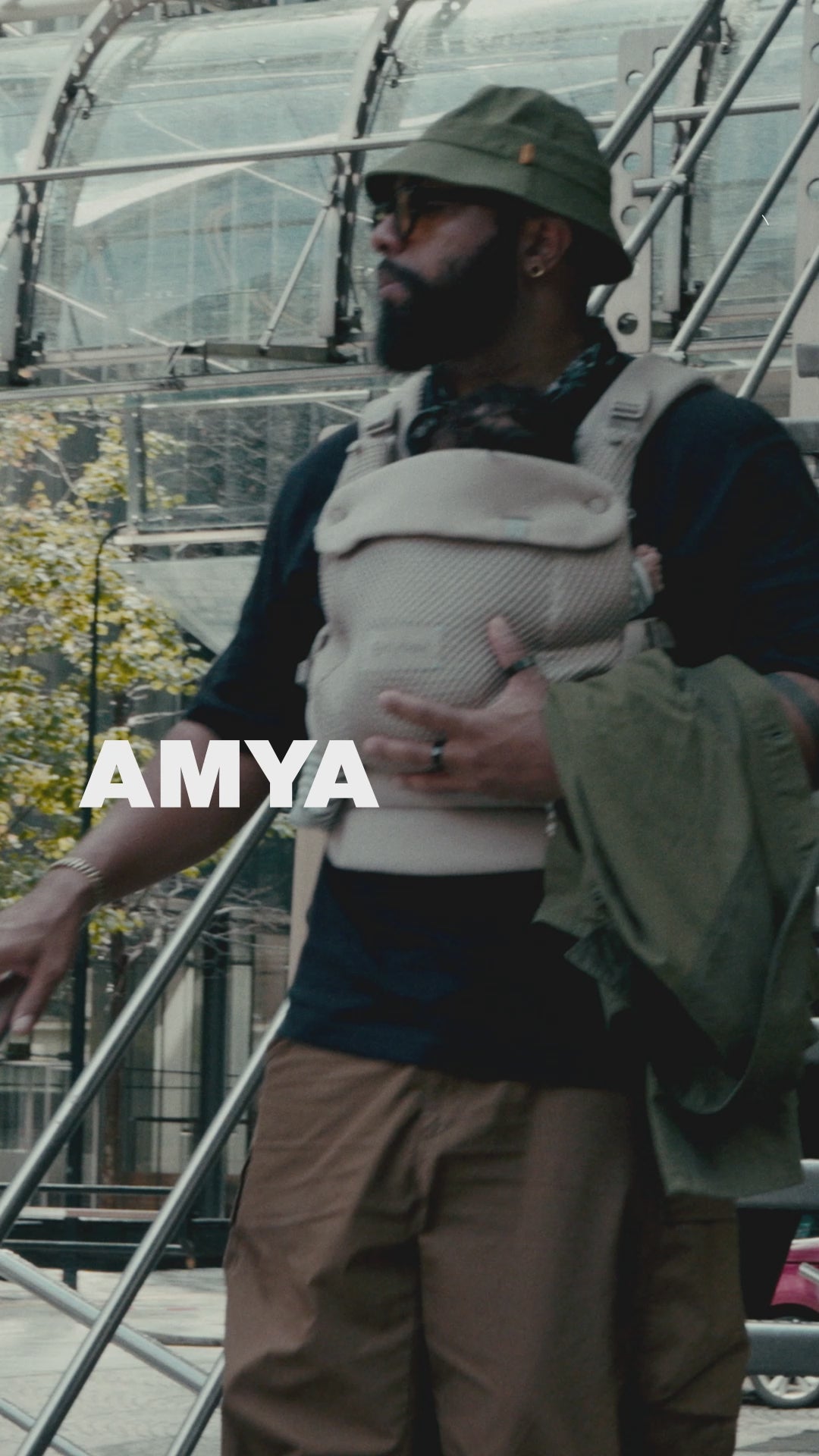 Učitaj video: Cybex® Ergonomska nosiljka Amya™ (3,2-15 kg) Dune Grey